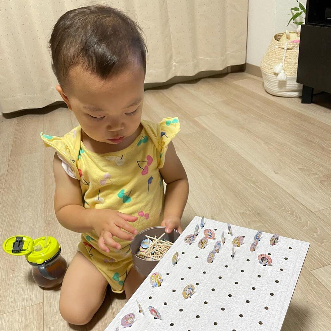 100均の”穴あきボード知育”がアツい！材料はダイソーだけ！子どもが熱中する手作り”知育おもちゃ”アイデア5選
