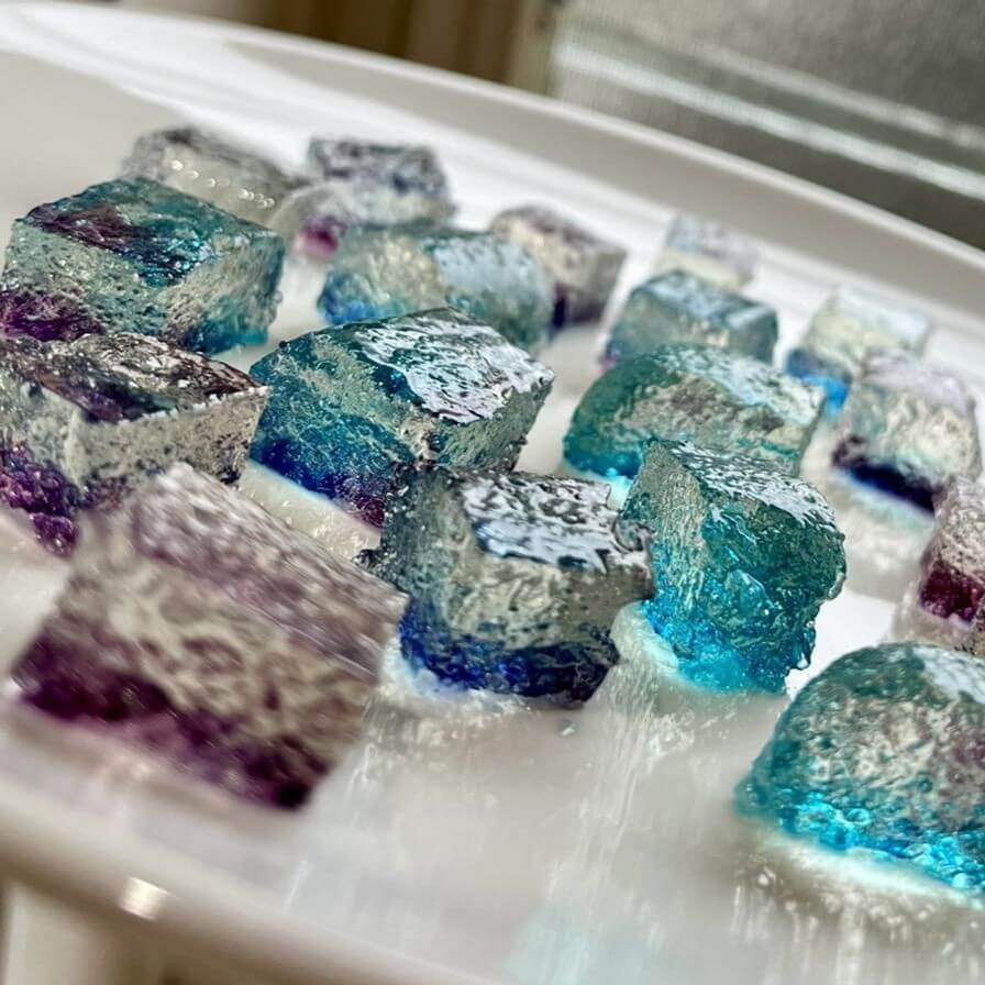 100均材料×電子レンジですぐ作れる！【食べられる宝石・琥珀糖】は雨の日のおやこクッキングに使える♪