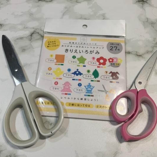 【保育士絶賛！！】子どもが黙々と集中！セリアの「きりえいろがみ」は、指先コントロールだけじゃない知育メリットだらけ