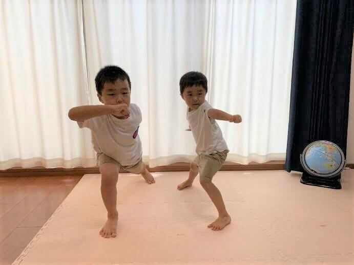 正月休みの運動不足解消に【体力を持て余した兄弟】も汗だくでハマった室内遊びを厳選！「足が速くなるダンス」って！？