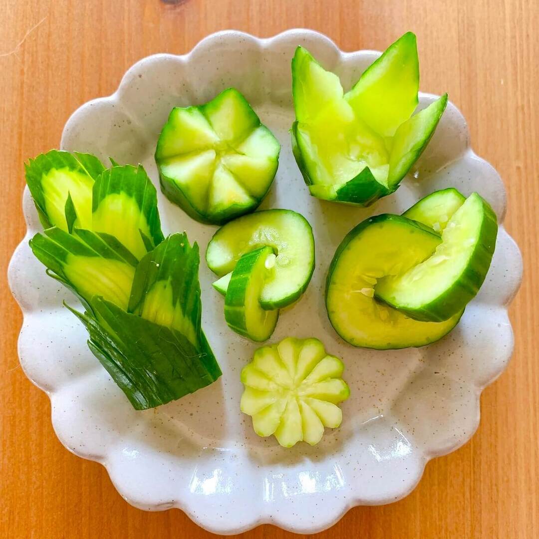 【キュウリの飾り切り】で食卓が華やかに！サラダやお刺身、そうめん…いつもの料理にプラスしてマンネリ解消♪