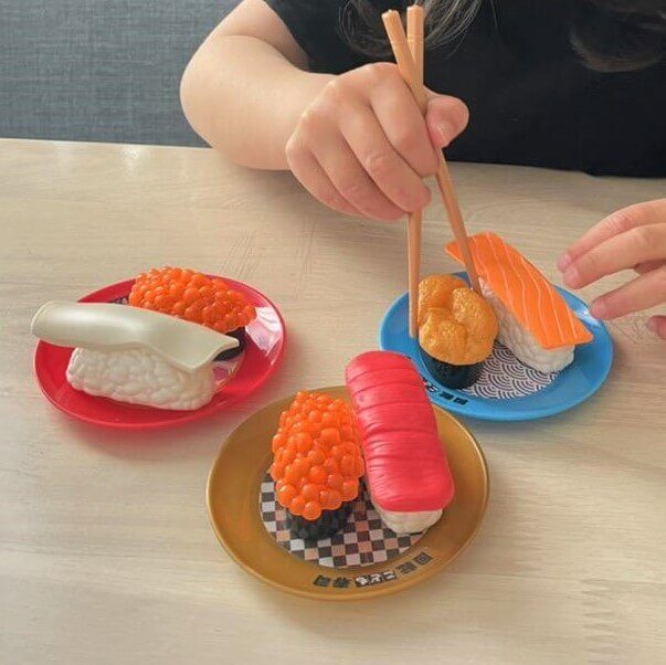 【キャンドゥから驚きの名品】箸の使い方や計算も学べる！ハイクオリティな「寿司おもちゃ」を全種類コンプしたい！！