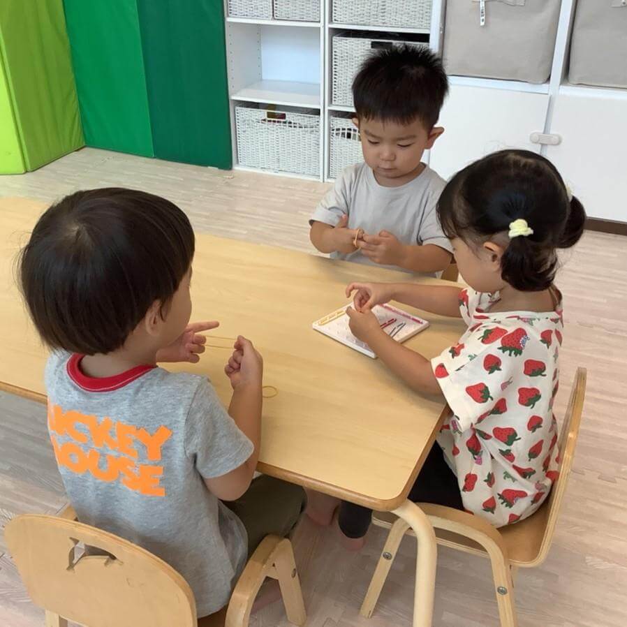 【現役保育士が絶賛】ダイソーの知育玩具「ジオボード」への子どもの集中力がスゴすぎ！指先が鍛えられて使い方無限大！