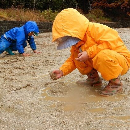 砂遊び・泥遊びに象徴される【感覚遊び】。「感覚は発達の土台」だからこそ、子どものペースや好みを大切に