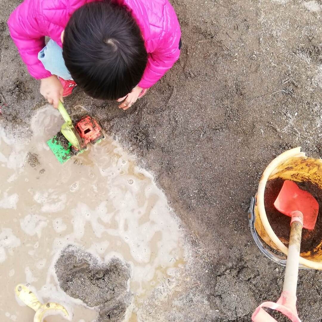 親として見守りたい。0歳、1歳、2歳、3歳…砂場での遊びや学びは子どもの発達とともに変化していく！
