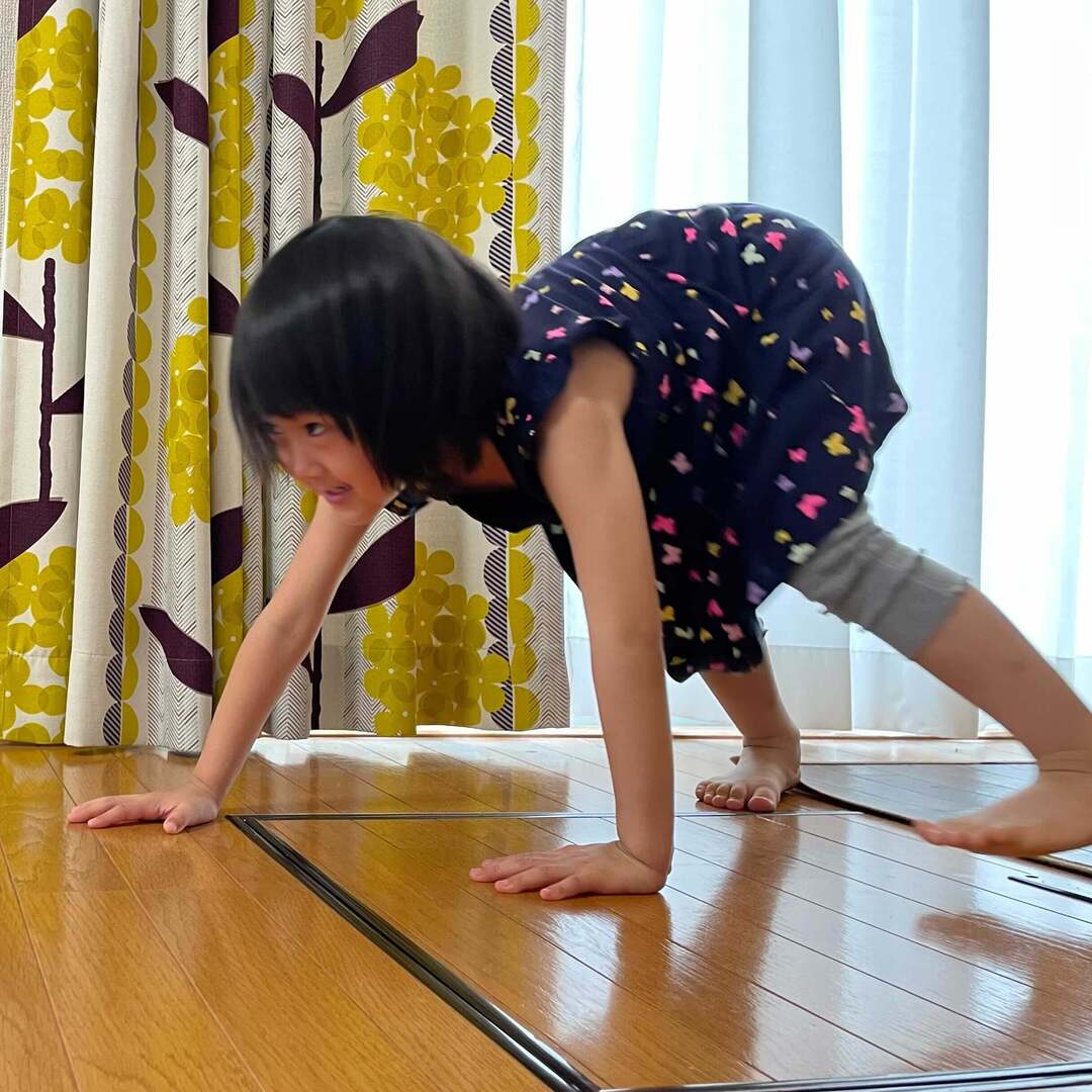 体力を持て余し気味な子どものおうち時間に！体幹トレーニング「6つのどうぶつ歩き」で運動の基礎力UPを