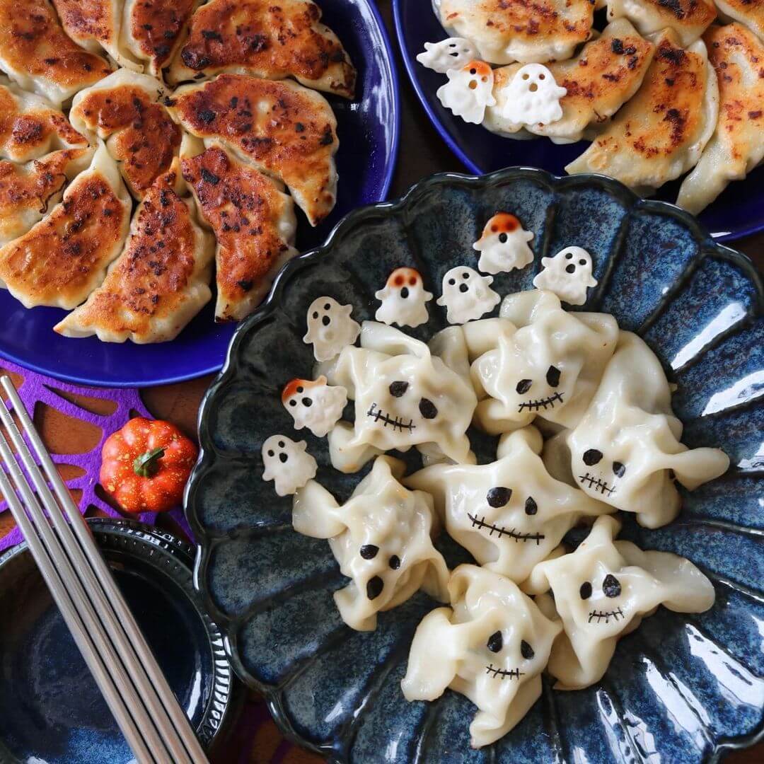 まさかこんな手があったなんて！今年のハロウィンは「おばけ餃子」で決まり！不器用さんでも子どもでも簡単に作れてかわいすぎ☆