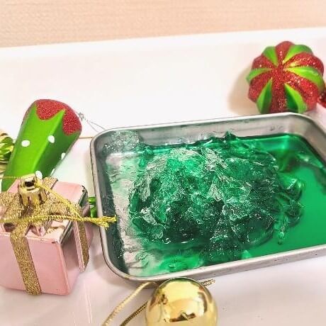 【ペットボトルと水だけでOK】水が一瞬で氷に変わる！クリスマス気分を盛り上げる不思議なおうち実験