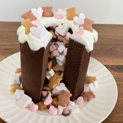 中からお菓子がザクザク！子どものテンション爆上がり！無印の「特大バウム」で作るサプライズケーキ♡