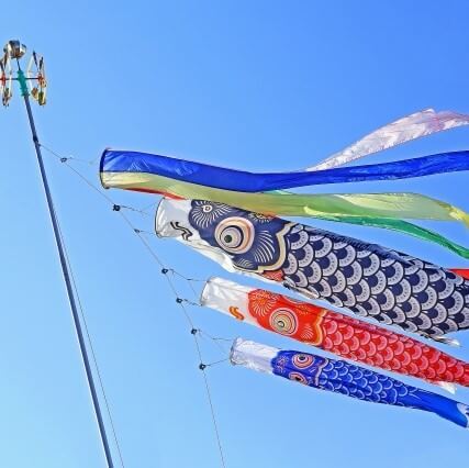 「こどもの日」は男の子だけのお祭り？　こいのぼりや柏餅など子どものなぜを徹底解説