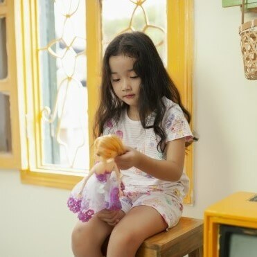 【発達段階別に紹介】乳幼児期に楽しみたい「人形遊び」。表情は？サイズは？…意外に知らない選び方とその知育効果とは