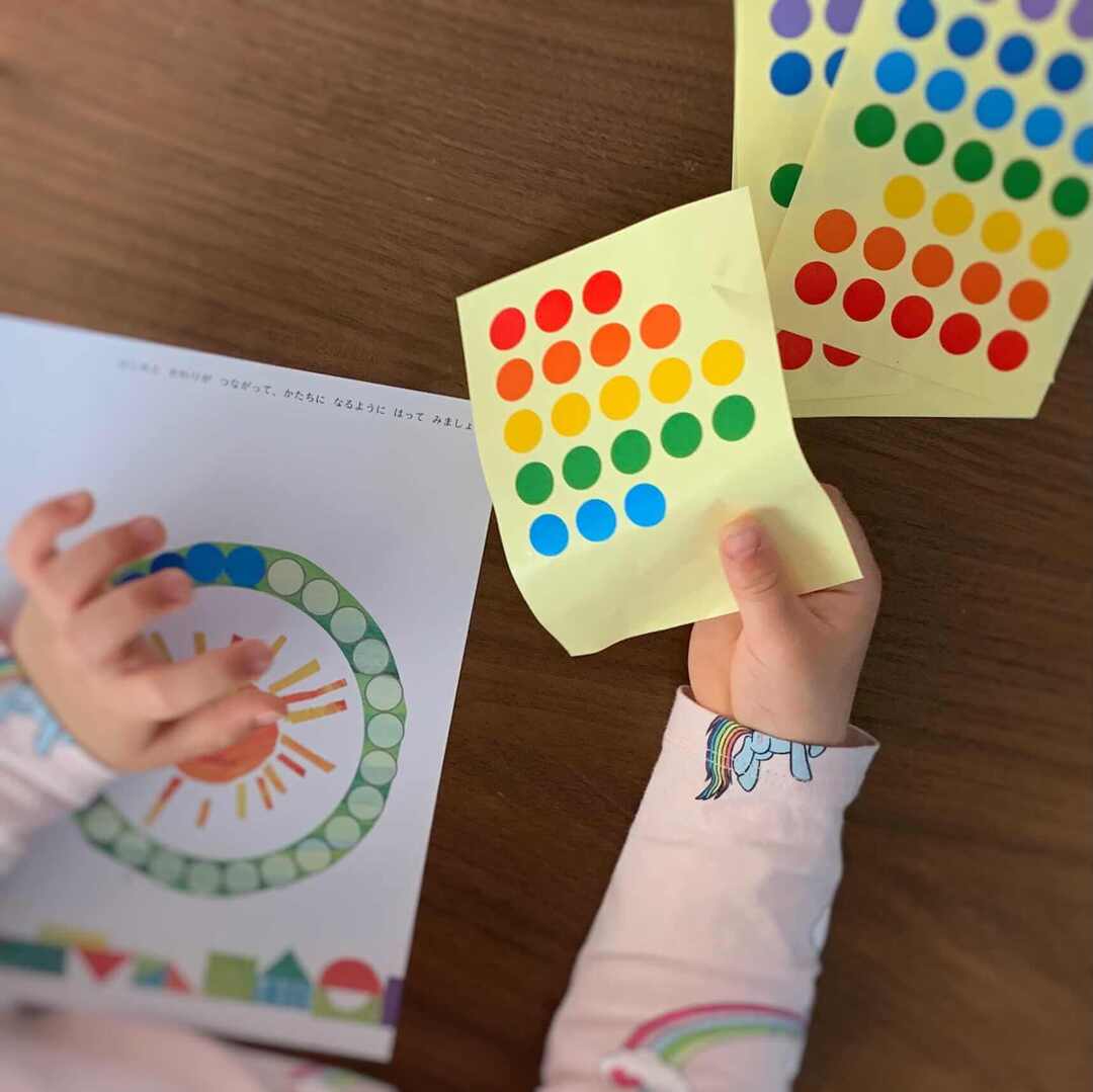 【幼児向け知育シールブック厳選10選】手指の巧緻性や集中力を育み、親もすご～く助かる！