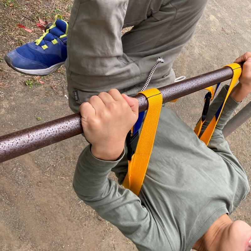 早く知りたかった…7歳児がたった30分で「鉄棒逆上がり」マスター！装着するだけでOKの最強の練習グッズ発見！