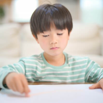 【保育士が解説】画用紙を前に固まってしまう、うまく描けない…「絵を描くのが苦手なわが子」をどうサポートする？