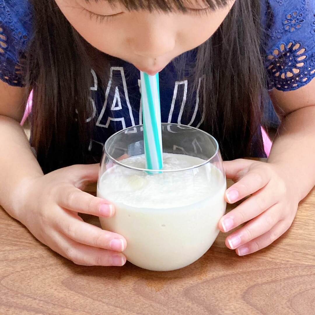 ミキサーいらずの【おうちシェイク】もむだけ10秒でファストフードのあの味が完全再現！バナナやヨーグルトのアレンジも簡単♪