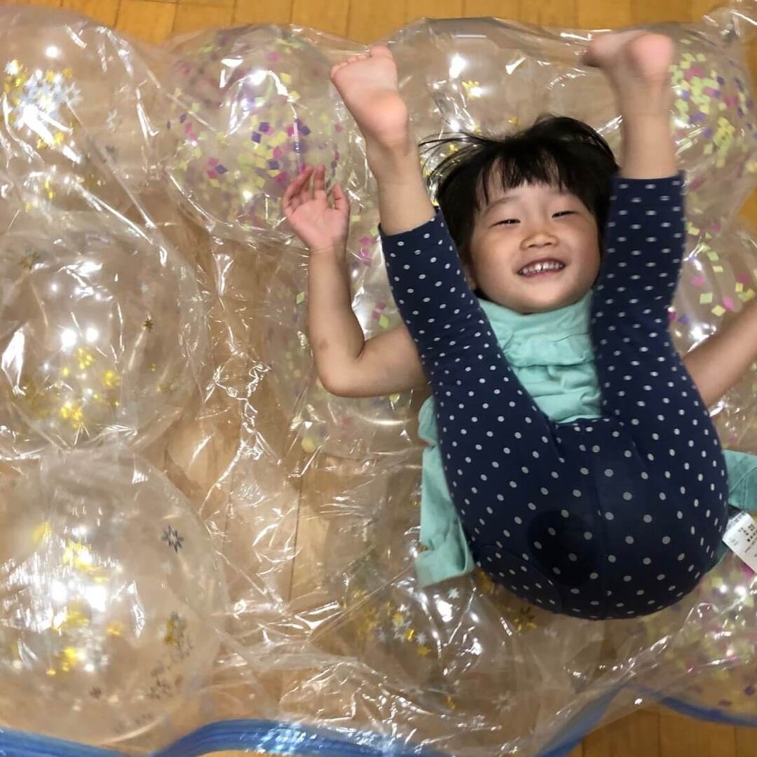 【材料費220円！】「ママ、こんな楽しいおもちゃありがとう！」と言われる「バルーンマット」で子どもの運動不足も解消！