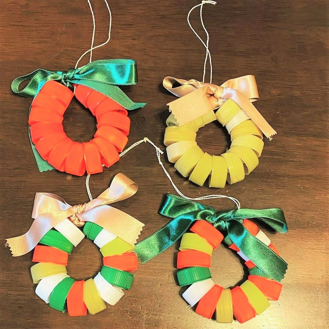 捨てるの待って！ペットボトルのフタでめっちゃ遊べる♪クリスマスツリーもリースも知育玩具もできた！