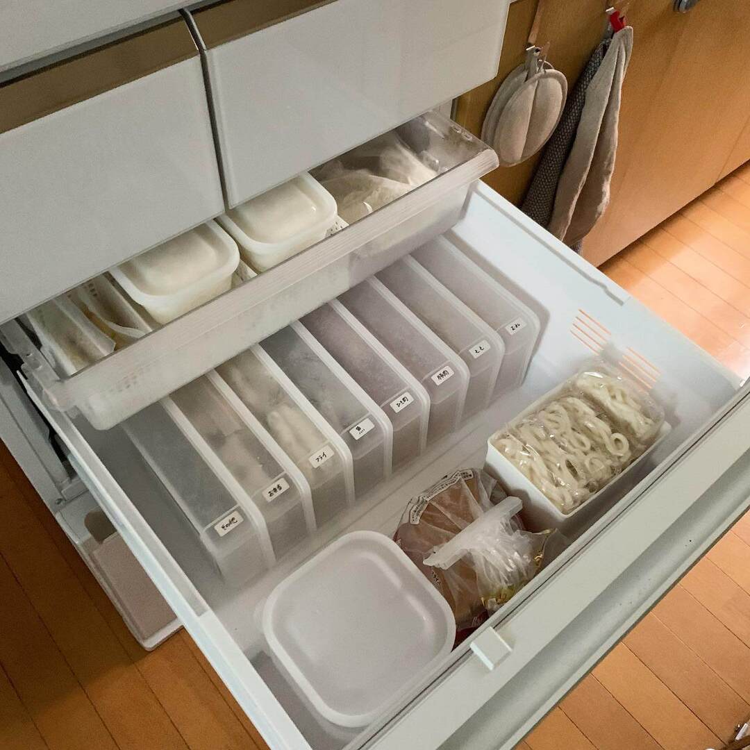 【冷凍庫の収納術】使いかけの冷食が化石に…(涙)とは決別！たっぷり詰め込んでも管理しやすいアイデア7選