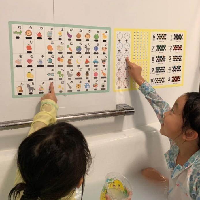 ダイソーが「こんなの欲しかった！」をまた叶えてくれた！ひらがな・すうじ練習中キッズ釘付けの【おふろポスター】！