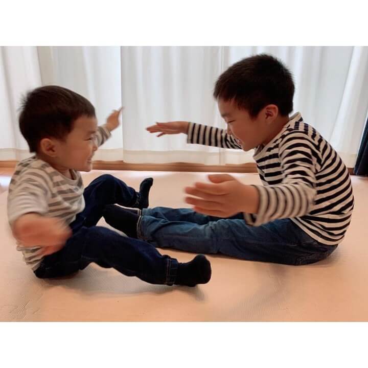 体力を持て余した男の子が汗だく＆大盛り上がり！反射神経、体幹、動体視力…を養う「おうちでできる運動あそび６」