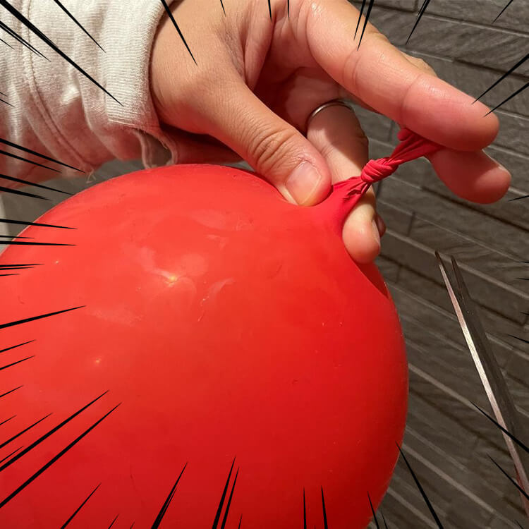 風船を静かに割る裏ワザとは？使うのはハサミのみ！もう急な破裂音に悩まない