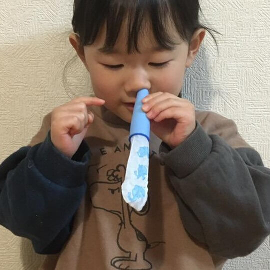 「子どもがうまく鼻をかめない」問題、あっけなく解決！？鼻かみが楽しく練習できるアイデアグッズを3歳児が検証！