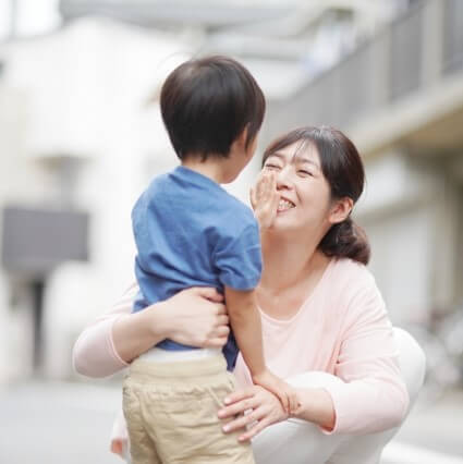 自分の話ばかりで人の話を聞けないわが子…保育士が教える子どもの「聞く力」の育て方
