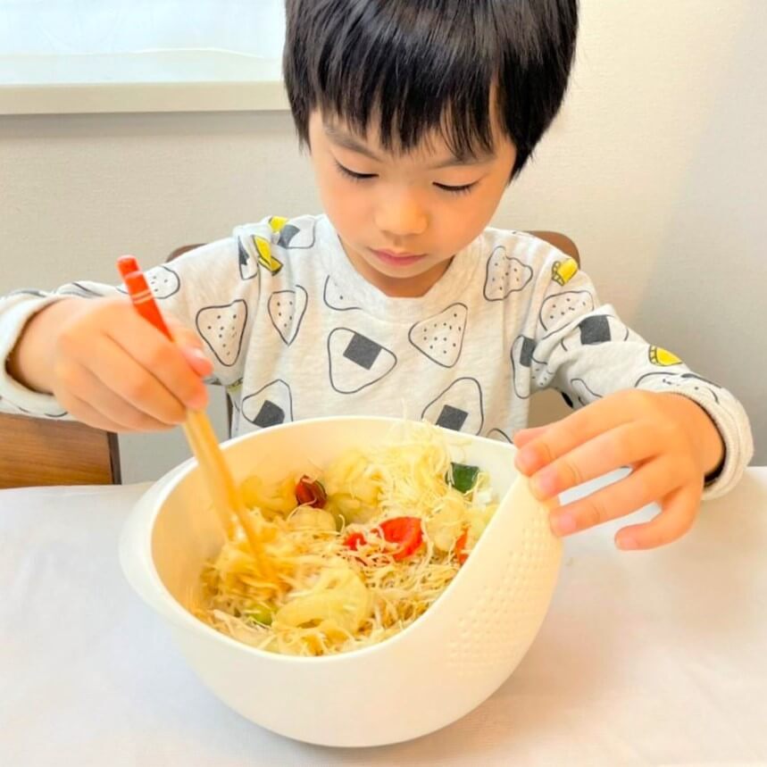 野菜嫌いの7歳児が嘘みたいにパクパク食べた！サラダを“おやつみたいな味”にしてくれる「チキンラーメン」の威力に感動