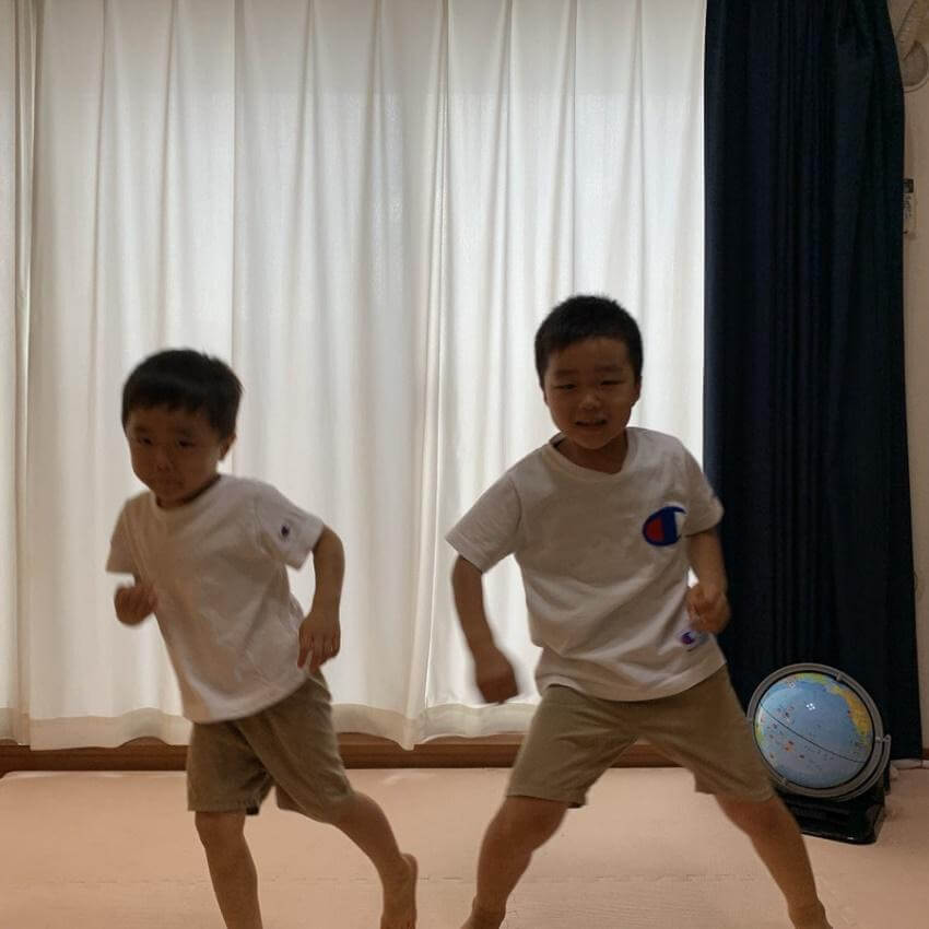 体力を持て余した兄弟が「足が速くなるダンス」 に挑戦！外遊びできないときに超ぴったり！！