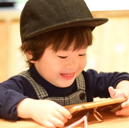【完全保存版】幼児とスマホ動画、上手に付き合うために親が注意したいこと