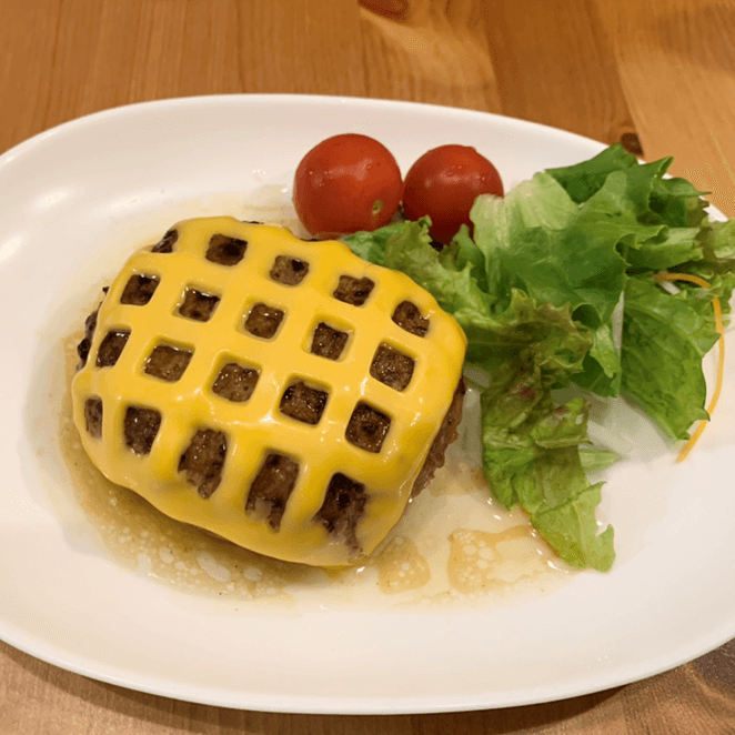 スライスチーズがたちまち水玉や網目模様に！レストランみたいな「映えごはん」が作れる便利アイテム発見！